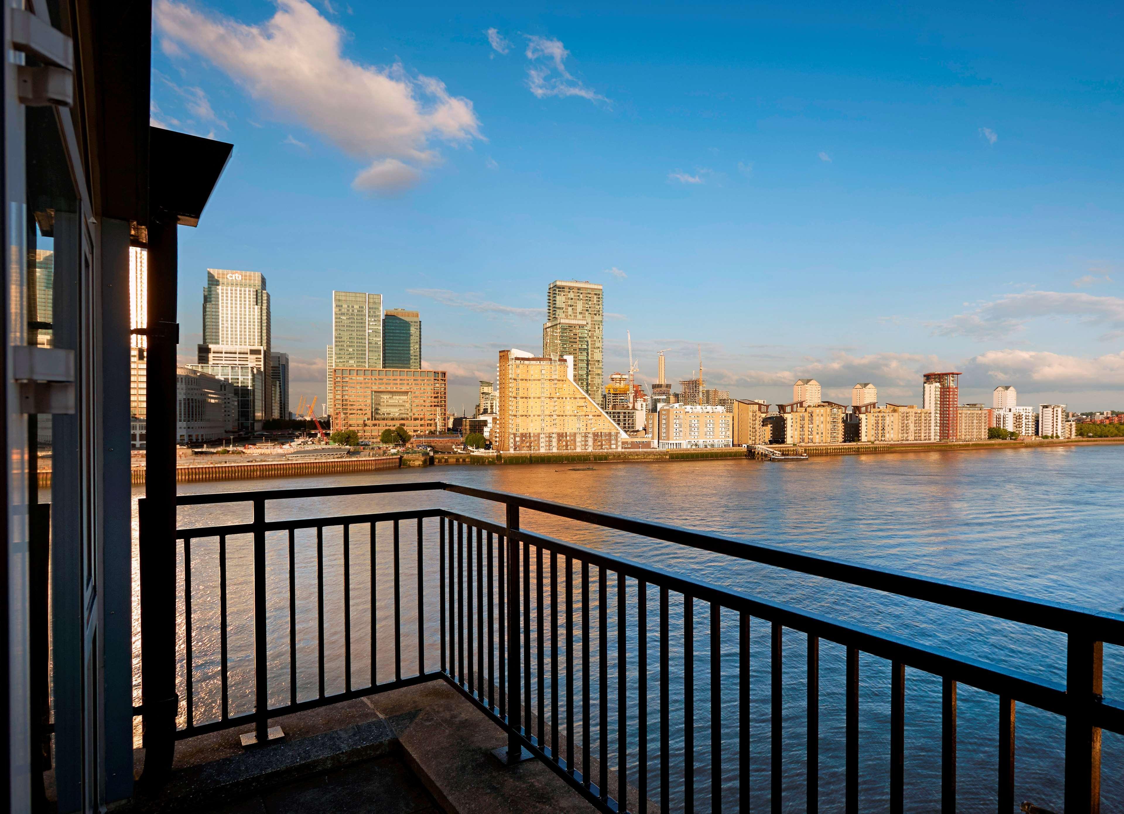 Doubletree By Hilton London - Docklands Riverside Exterior foto