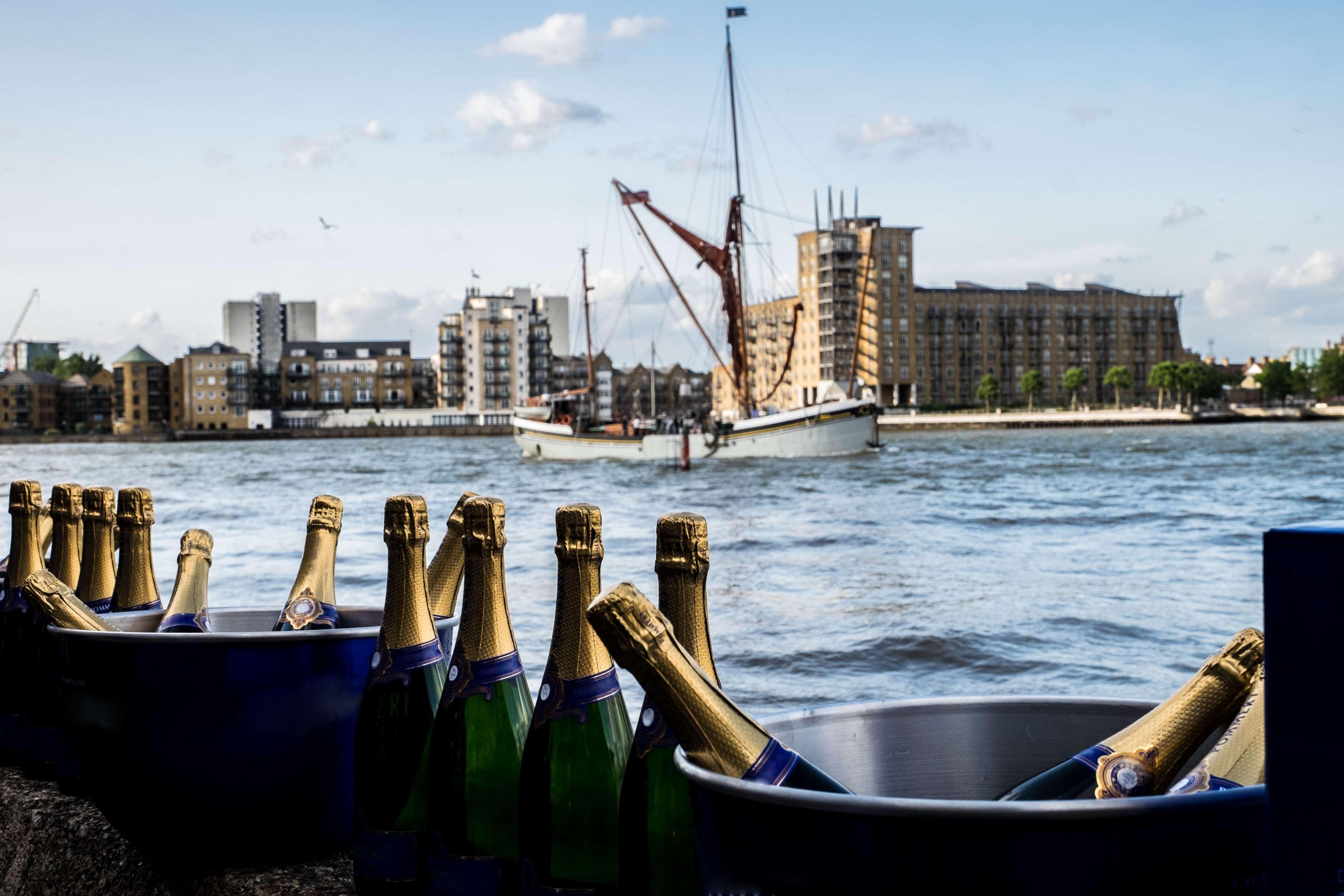 Doubletree By Hilton London - Docklands Riverside Exterior foto